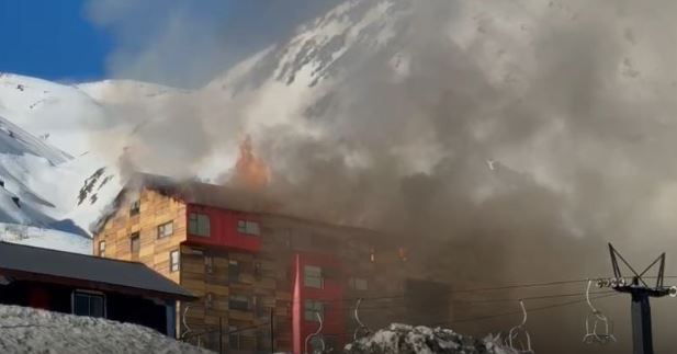 Incendio afecta al Hotel Alto Nevados de Chillán y moviliza a Bomberos