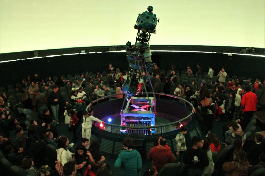 Planetario Usach prepara jornada familiar con ciencia, naturaleza y experiencias sonoras