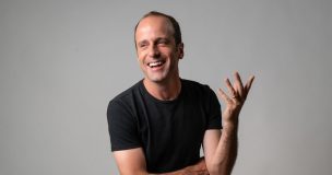 “Los 50 están de moda”: Stefan Kramer llevará su humor a un público muy especial