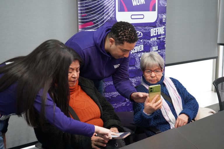 WOM dicta talleres gratuitos de alfabetización digital para adultos mayores en tiendas y centros de vecinos