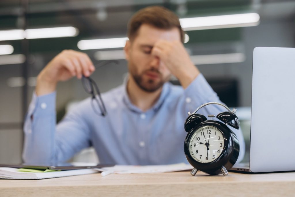 Cambio de hora: expertos entregan consejos para enfrentar el cansancio durante la jornada laboral