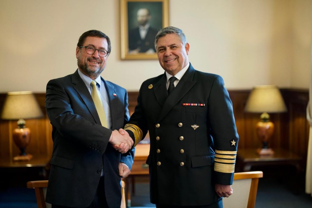 Canciller se reúne con el comandante en jefe de la Armada para revisar el trabajo conjunto en defensa de la soberanía