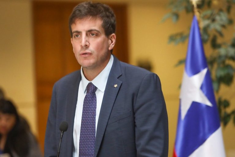 Schalper (RN) pide acelerar proyecto que regula redes sociales para proteger a niños y adolescentes