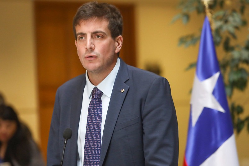 Schalper (RN) pide acelerar proyecto que regula redes sociales para proteger a niños y adolescentes