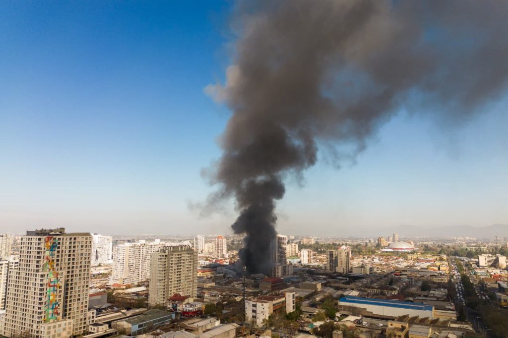 VIDEOS | Grave incendio en Santiago: Los registros del amplio operativo de Bomberos