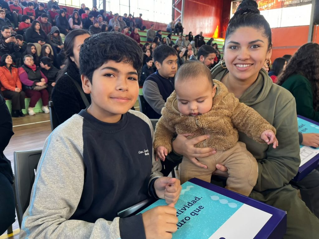 Más de 250 escolares de La Araucanía reciben computadores para fortalecer sus aprendizajes
