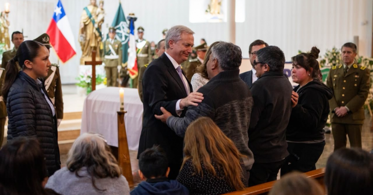 Presidente Kast asiste a velorio de cabo Aguilera: “Nos compromete a actuar con más fuerza”