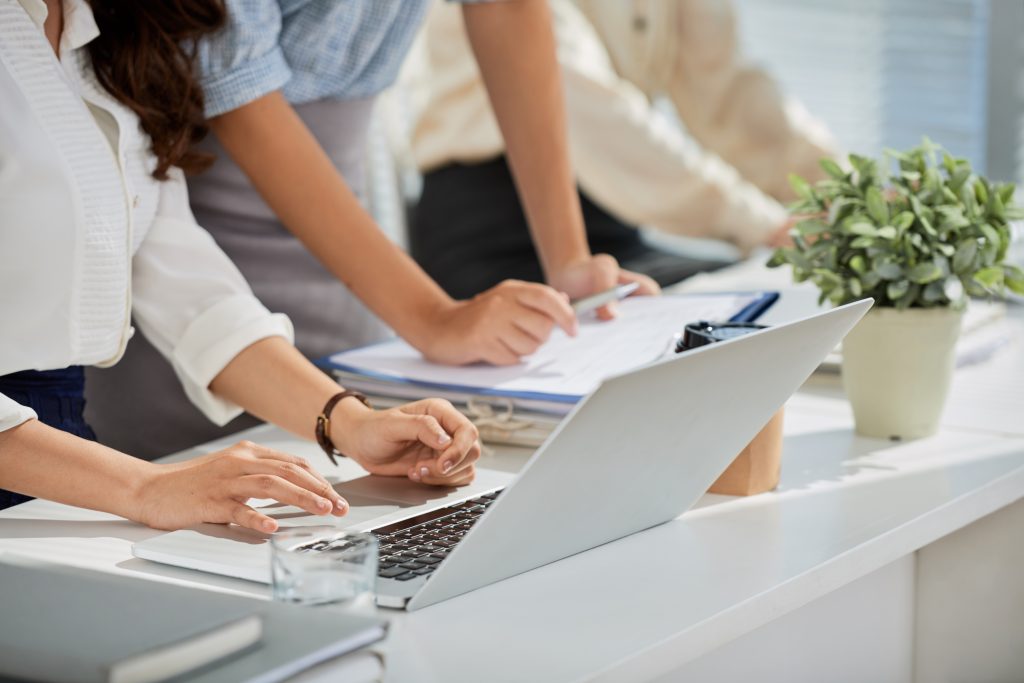 ¿Buscas trabajo? Abren 5.000 vacantes con sueldos de hasta $900 mil: Revisa los cargos y cómo postular