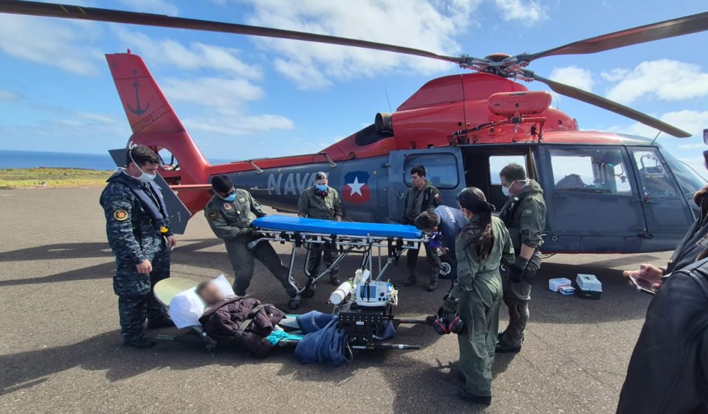 Armada realiza complejo rescate en alta mar: tripulante fue evacuado a más de 2.000 km de Valparaíso