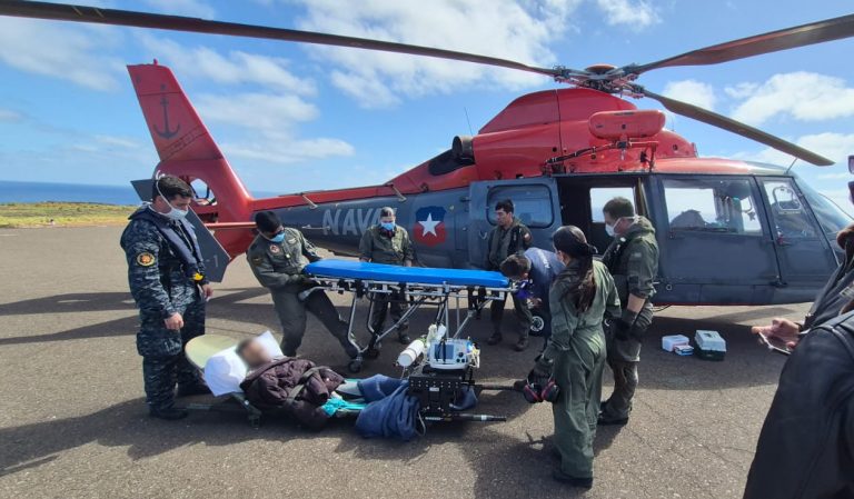 Armada realiza complejo rescate en alta mar: tripulante fue evacuado a más de 2.000 km de Valparaíso