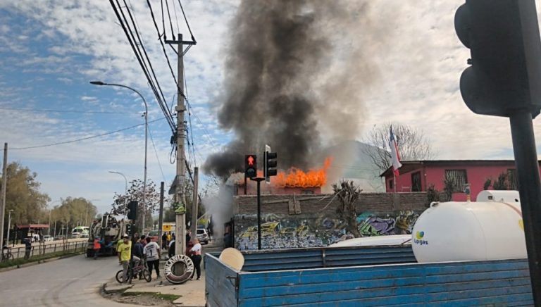 Incendio en vivienda provoca gigantesca columna de humo en Renca: Bomberos combate la emergencia