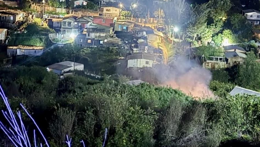 Incendio consume dos viviendas en Playa Ancha y amenaza con extenderse a inmuebles cercanos