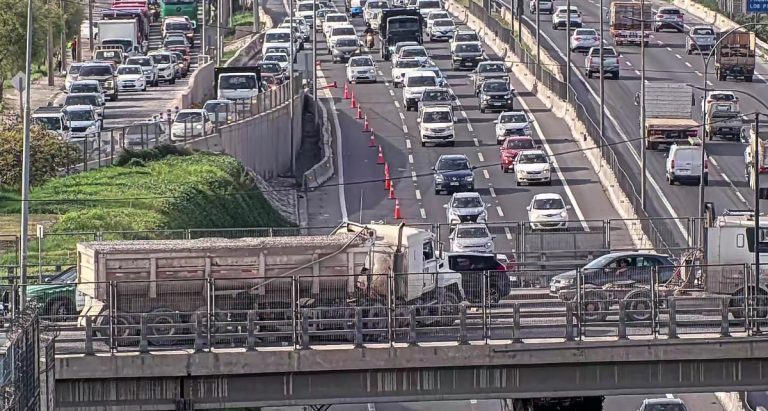 Atención conductores: mantienen cerrado acceso a Puente Lo Blanco por emergencia de camión