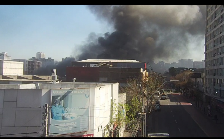 Enorme incendio afecta fábrica en Santiago: Llamas provocan gigantesca columna de humo