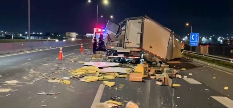 Grave choque destruye carga de camión en Vespsucio Norte: Revisa los desvíos
