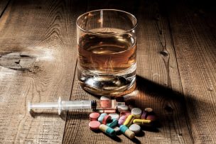 ¿Vas a tomar alcohol este 18? Experto advierte por peligrosas interacciones con medicamentos