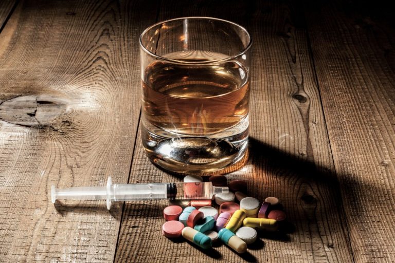 ¿Vas a tomar alcohol este 18? Experto advierte por peligrosas interacciones con medicamentos
