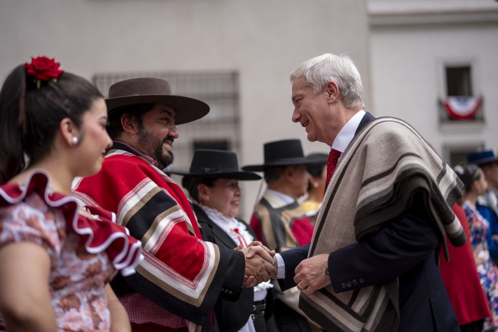 “Nos reconocemos como chilenos”: Kast comparte con funcionarios de La Moneda por Fiestas Patrias