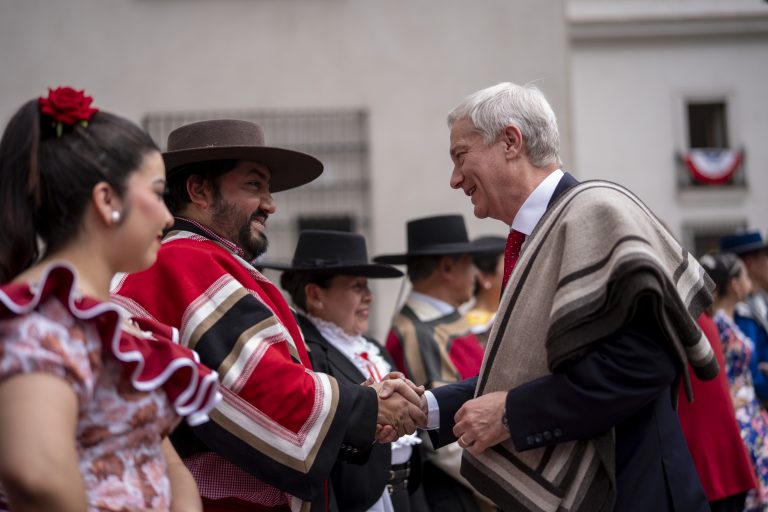 “Nos reconocemos como chilenos”: Kast comparte con funcionarios de La Moneda por Fiestas Patrias