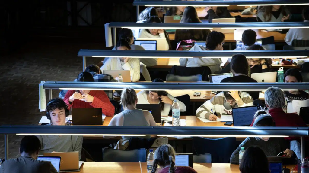 Universitarios que usan ChatGPT creen entender más de lo que realmente pueden explicar, según estudio