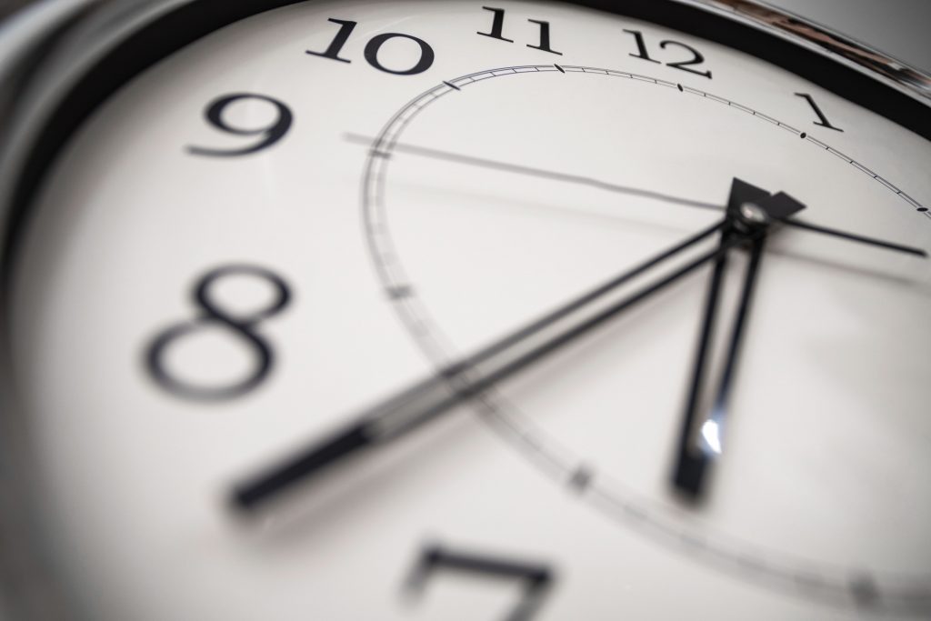 Cambio de hora: expertos explican cómo afecta el sueño, ánimo y concentración