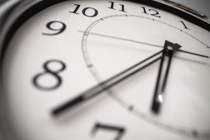 Cambio de hora: expertos explican cómo afecta el sueño, ánimo y concentración