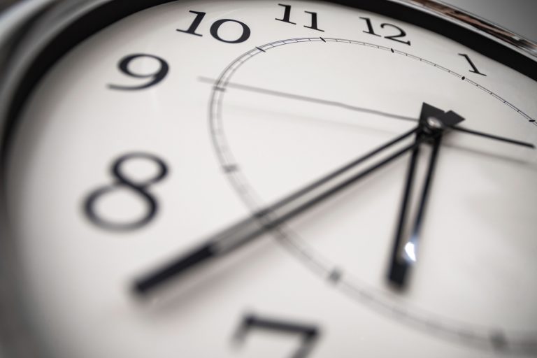 Cambio de hora: expertos explican cómo afecta el sueño, ánimo y concentración