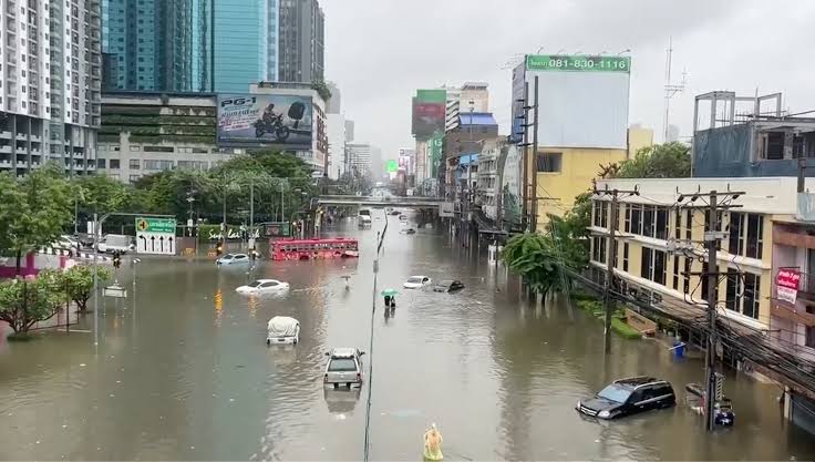 Bangkok declara estado de desastre en sus 50 distritos por graves inundaciones
