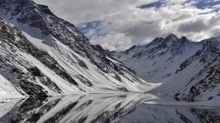 Confirman tres personas fallecidas tras avalancha en Laguna del Inca