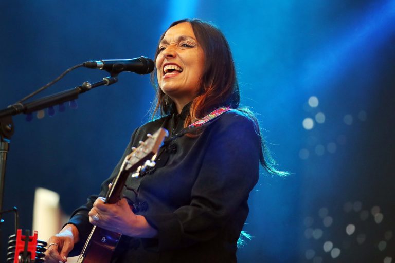 Más de mil personas disfrutaron del concierto de Javiera Parra que cerró el Día de la Música Chilena 2026