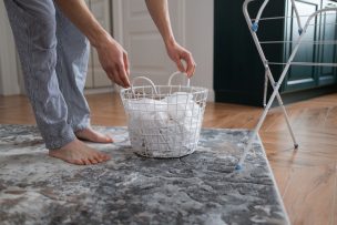 ¿Tu ropa blanca se pone amarilla? Experto explica cómo evitarlo y recuperar su blancura