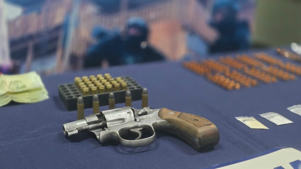 Operativo de la PDI cerca de establecimiento educacional termina con dos detenidos y armas incautadas