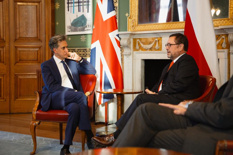 Canciller Pérez Mackenna se reúne con Ed Miliband y busca fortalecer relación entre Chile y Reino Unido