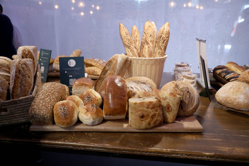 ¿Marraqueta o ciabatta? Estudio revela cómo prefieren comer pan los chilenos y con qué lo acompañan
