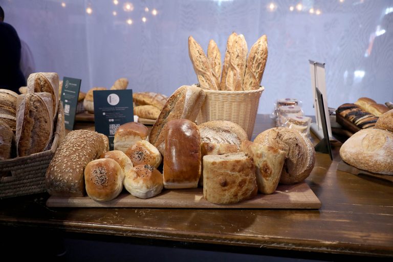 ¿Marraqueta o ciabatta? Estudio revela cómo prefieren comer pan los chilenos y con qué lo acompañan