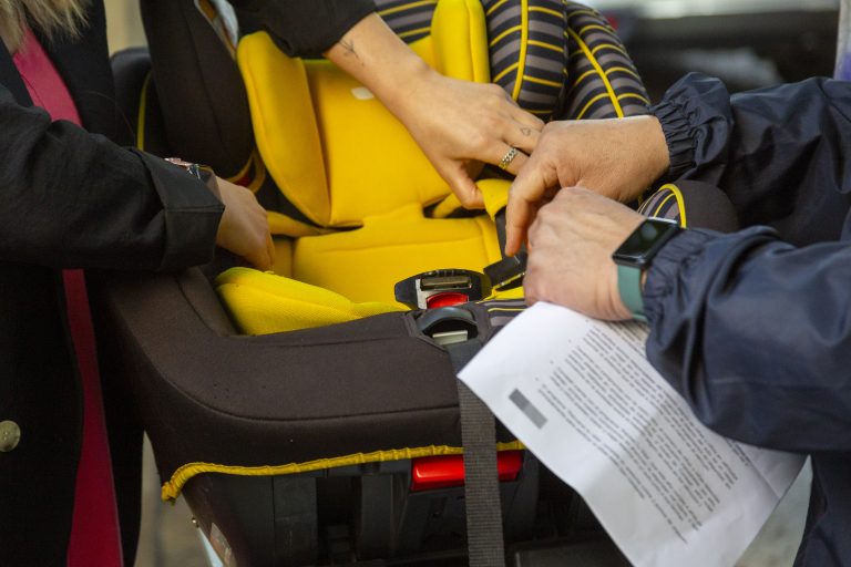 SERNAC fiscaliza venta de sillas de auto infantiles: revisará seguridad, rotulado y acreditación