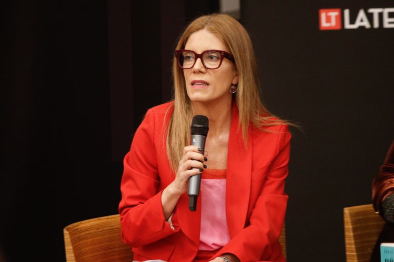 Periodista Monica Rincón sufre violenta encerrona en Santiago: Sujetos dispararon al aire