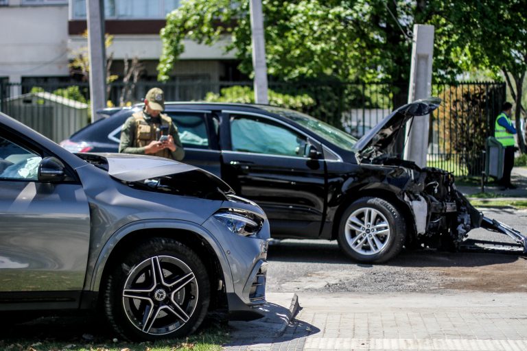Colisión de tres vehículos provoca restricción de pistas en Alameda y genera tránsito lento