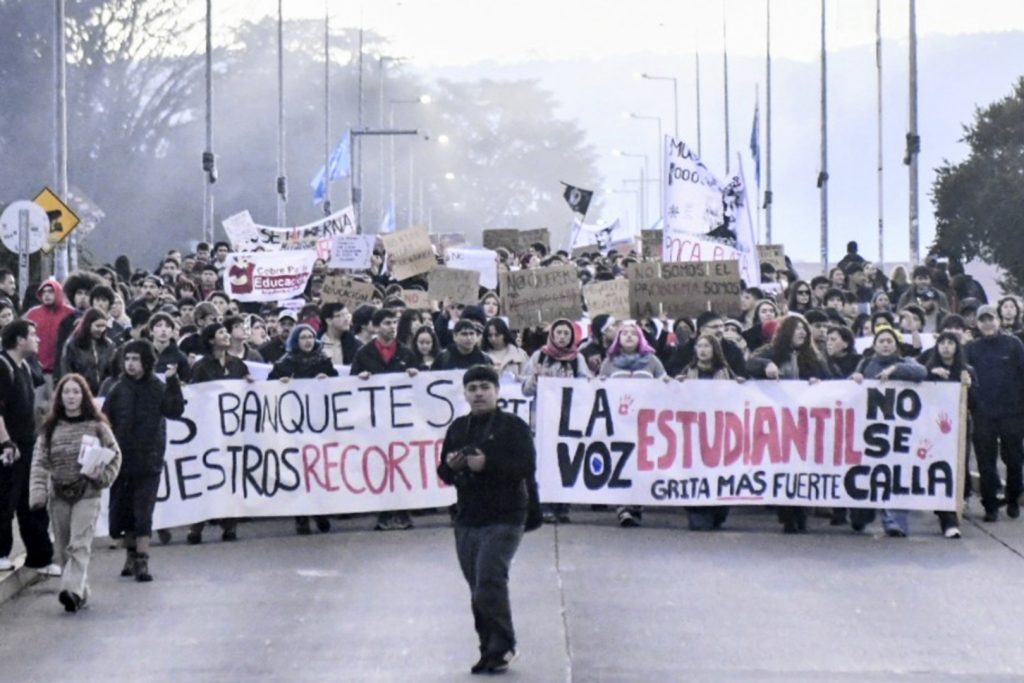 Tránsito suspendido en eje Alameda-Providencia por marcha autorizada: revisa los desvíos