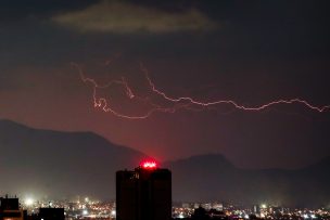 Emiten aviso por tormentas eléctricas para este miércoles en seis regiones de Chile
