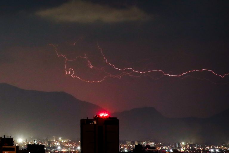 Emiten aviso por tormentas eléctricas para este miércoles en seis regiones de Chile