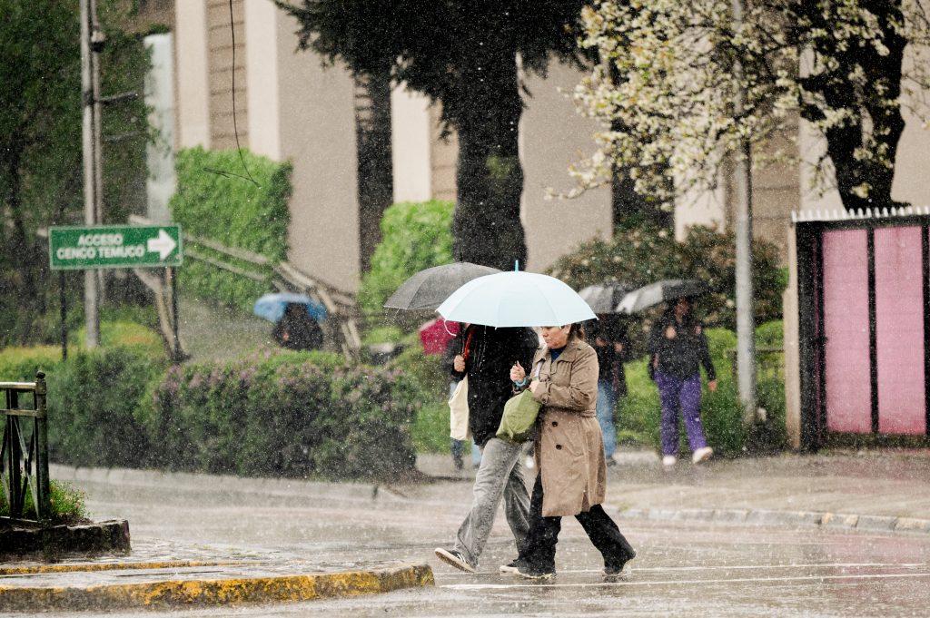 ¿A qué hora lloverá en Santiago? Revisa el pronóstico para este viernes en la Región Metropolitana