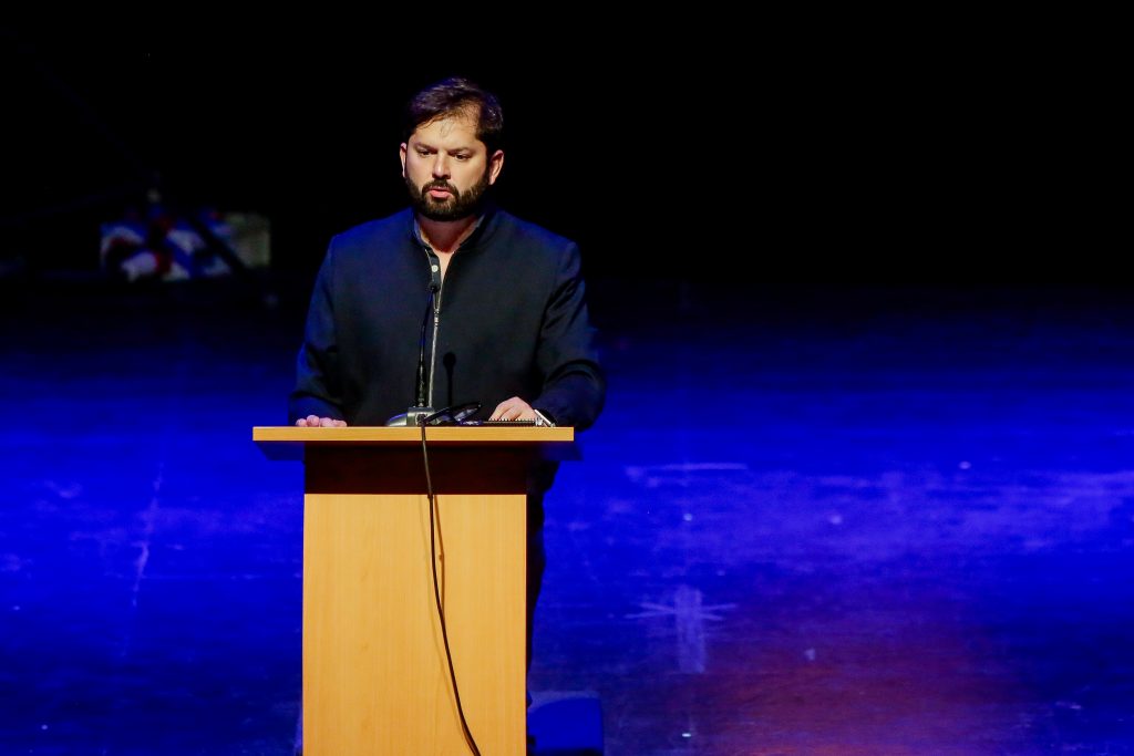 Expresidente Boric lamenta asesinato de carabinero en Quilleco: “Duele el alma de Chile”
