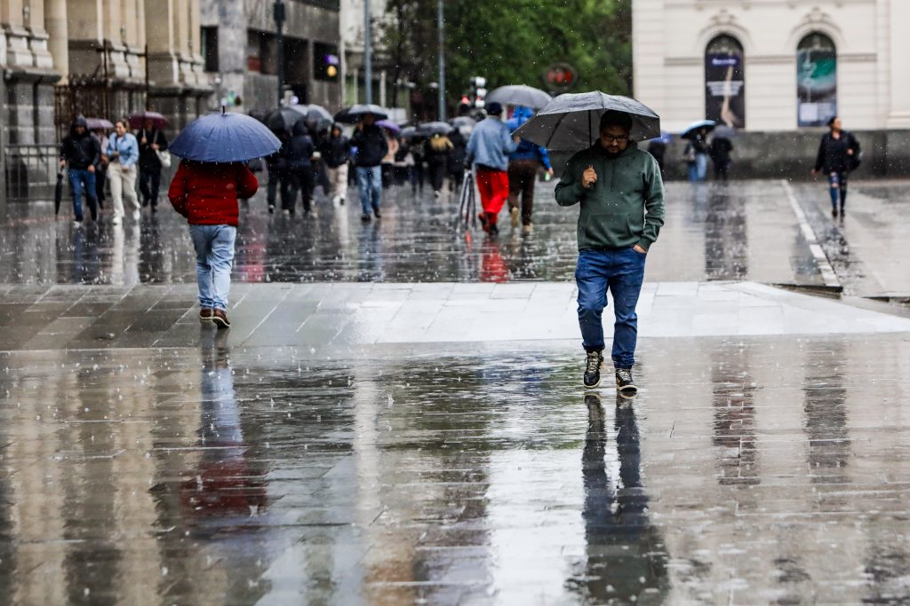 Lluvia seguirá en Santiago este jueves: DMC pronostica chubascos y posible tormenta eléctrica
