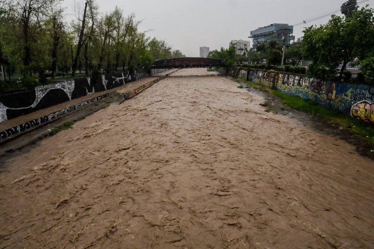SENAPRED activa alerta: ordenan evacuar sector por desborde del río Mapocho en El Monte