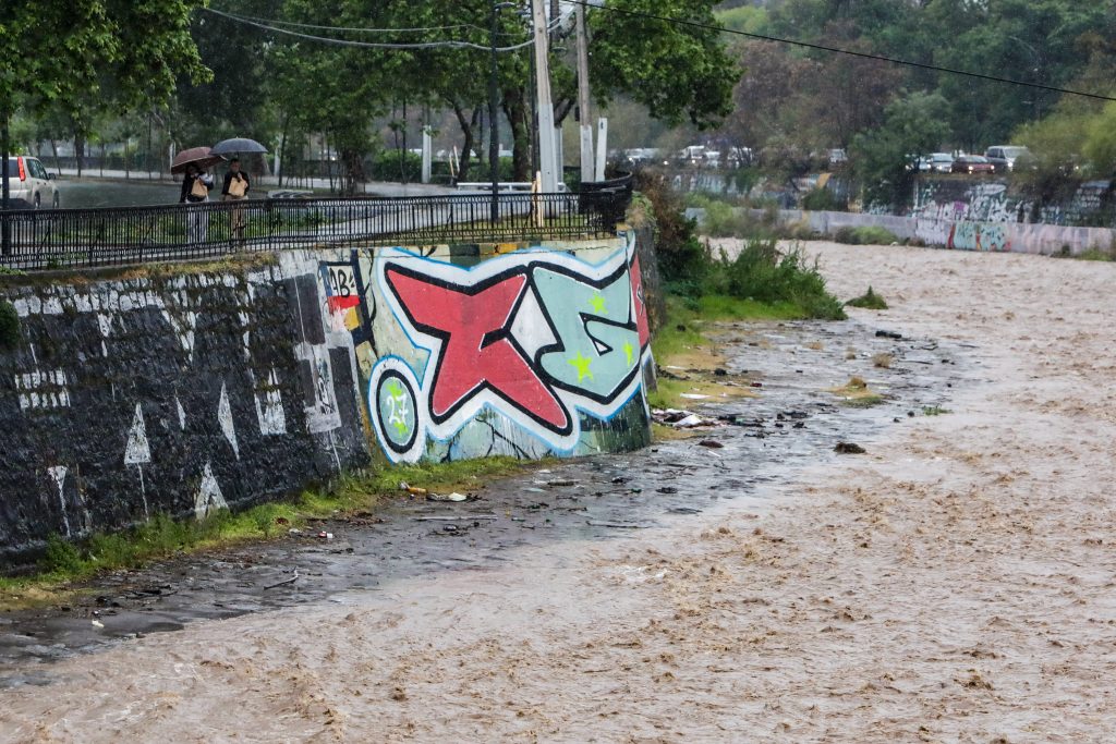 Desborde del río Mapocho obliga a evacuar sector La Manresa en Talagante: activan SAE