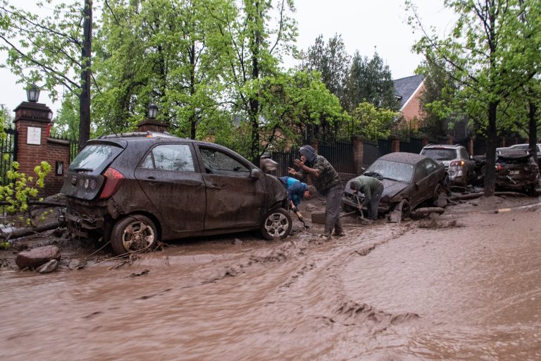Anuncian suspensión de tránsito en San Carlos de Apoquindo por riesgo de remoción de terreno ante fuertes lluvia