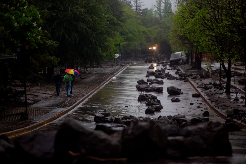 Alerta Roja en la RM: piden evitar caminos hacia cerros y montañas por riesgo de remoción de masa