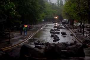 Alerta Roja en la RM: piden evitar caminos hacia cerros y montañas por riesgo de remoción de masa