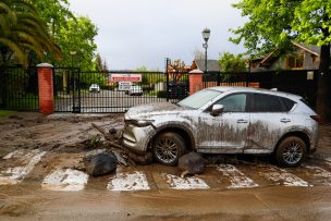 Aluvión en San Carlos de Apoquindo deja varias calles inhabilitadas en Las Condes